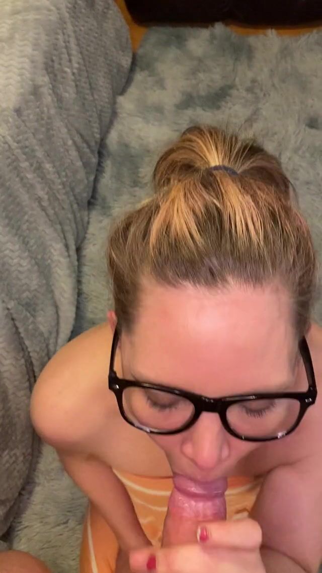 There’s nothing better than sucking cock and licking cum just before bed ????Milf!